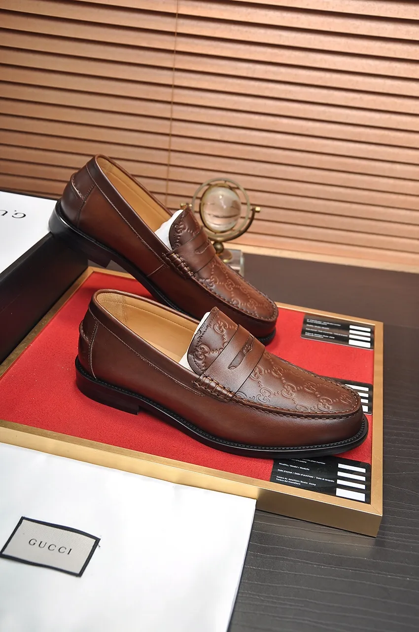 Men's shoes💰560💶Italy's top luxury men's shoe giant (GUCCI) (Gucci) (full cowhide lining) new arrival🍃Original European style🔰 Pleasant to the eye😍In order to make the shoes more durable and non-deformable🌀The production continues to follow traditional methods but there is still no lack of innovation💪Choose original sheepskin for the leather♻️ Smooth and natural And extra bright ⭐Made of imported cowhide, the first choice of rich people 38-45 (45 customized)